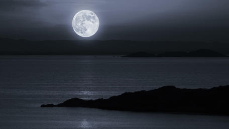 Full moon over the ocean wallpaper