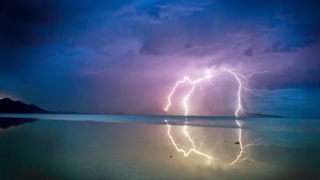 Lightning storm in the night sky wallpaper