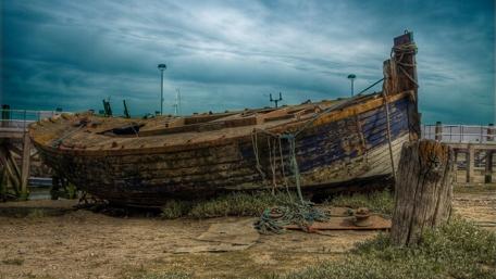 Abandoned ships in desert, Uzbekistan wallpaper