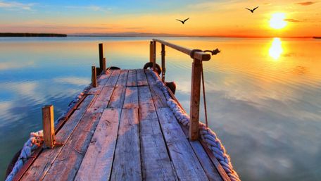 Sunrise over the lake wallpaper