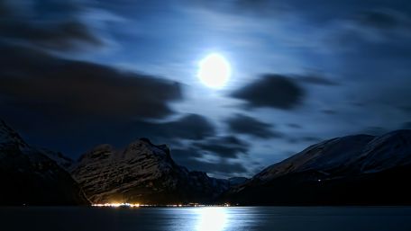 Moonlight in the dark sky wallpaper
