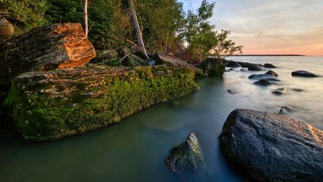 Tranquil Coastal Escape for Nature Lovers wallpaper