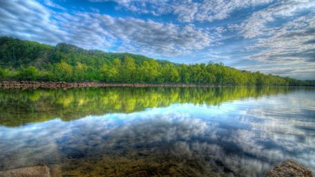 Cloudy sky reflected on the water wallpaper