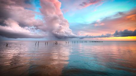 Pink sky over the sea wallpaper