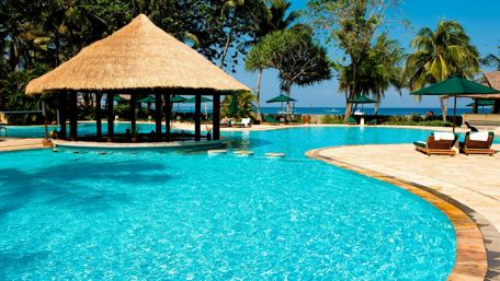 Summer Oasis at a Tropical Resort wallpaper