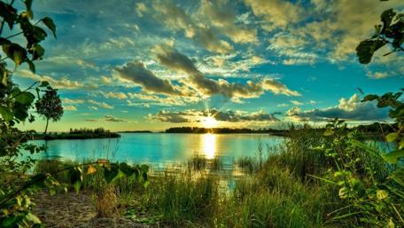 Morning sunlight over the lake wallpaper