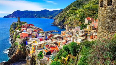 Vernazza landscape with the Doria Castle, Cinque Terre, Italy wallpaper
