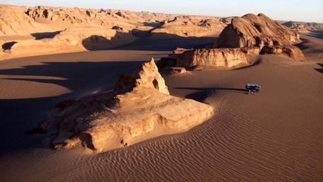 Lut Desert rock formations in the sand in Shahdad Kalouts wallpaper