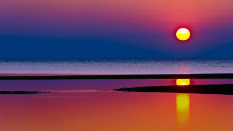 Solar Eclipse over the beach wallpaper