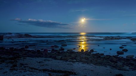 Solar eclipse in the beach wallpaper