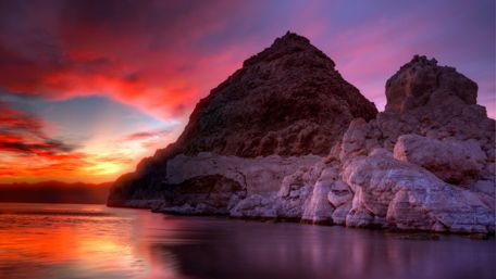 Red sunset over the rocky coast wallpaper