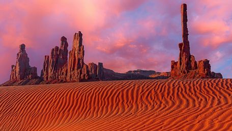 Totem Pole Butte - Monument Valley Navajo Tribal Park wallpaper