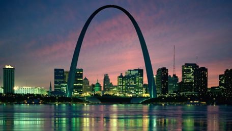 Gateway Arch at night wallpaper