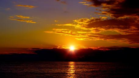 Sunset over the sea wallpaper