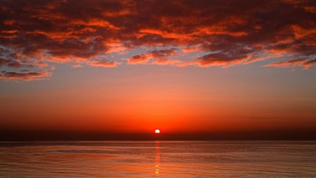 Sunrise over the sea wallpaper