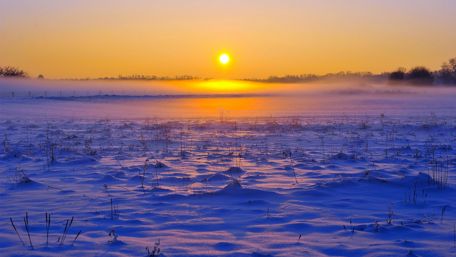 Sunrise at the snowfield wallpaper