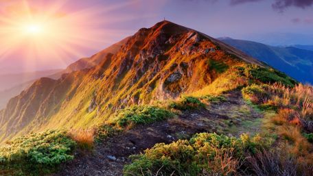 Sunrays over the mountain range wallpaper