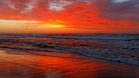 Afterglow over the sea wallpaper