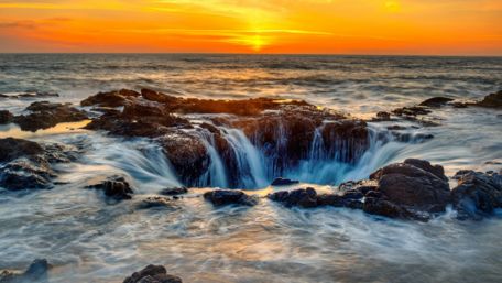 Serene Sunset Over Pacific Ocean Waves wallpaper