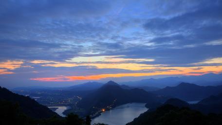 Majestic Sunrise Over Mountain Ranges wallpaper