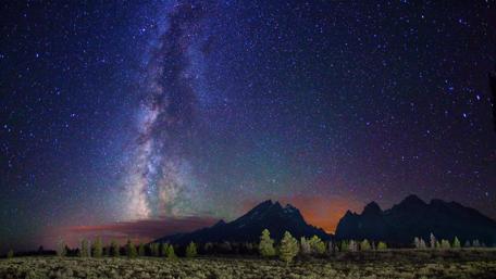 Milky way in the night sky wallpaper
