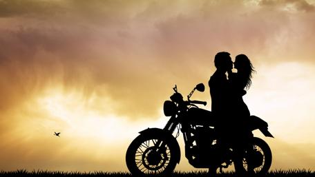 Loving couple silhouette wallpaper