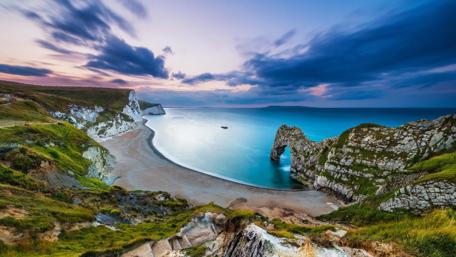 Sea arch at Durdle Door on the Jurassic coast in Dorset wallpaper