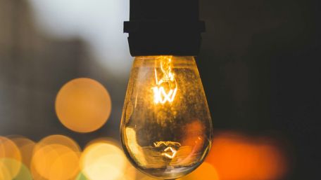 Light bulb with bokeh effect wallpaper
