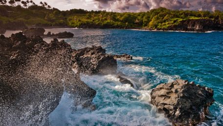 Spray of the sea - Maui, Hawaii wallpaper
