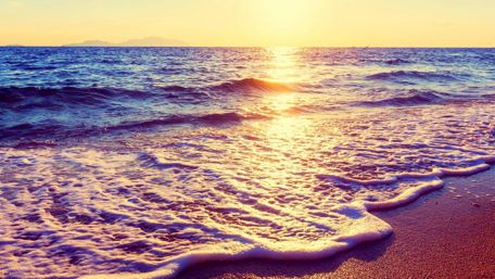 Sunrise over the sandy beach wallpaper