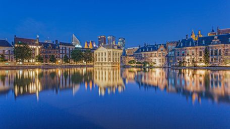 Hofvijver lake reflection - Netherlands wallpaper
