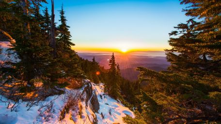 Winter sunrise in the mountains wallpaper