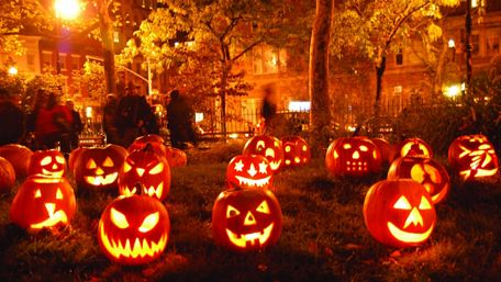 Glowing Jack-o'-Lanterns in the Night wallpaper