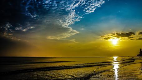 Golden sunset over the sea wallpaper