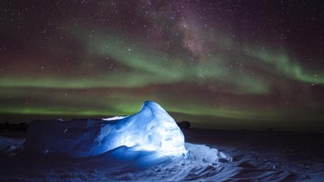 Aurora Australis & Milky Way wallpaper
