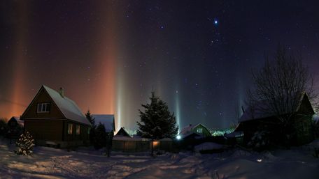 Light pillar phenomenon in Russia ✨ wallpaper