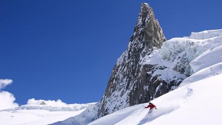 Skiing in the mountainside wallpaper