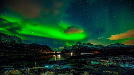 Northern lights over Lofoten wallpaper