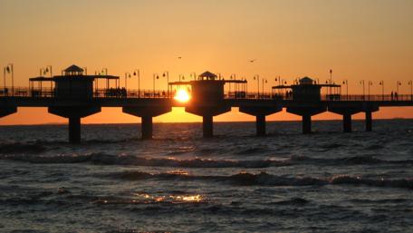 Międzyzdroje Pier at sunset - Poland wallpaper