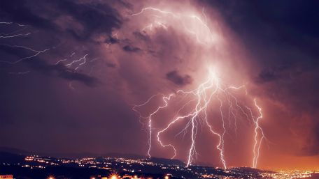 lightning above the city wallpaper