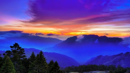 Foggy mountains in Taiwan wallpaper