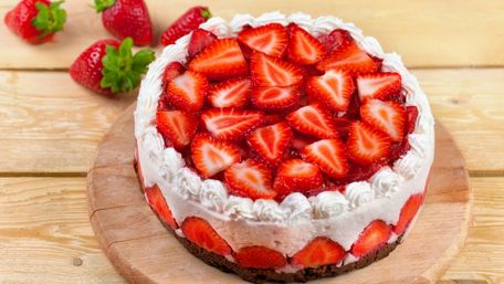 Strawberry cake wallpaper