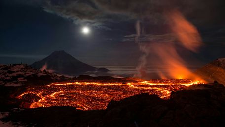 Stunning Pictures of Plosky Tolbachik Volcano Eruption wallpaper