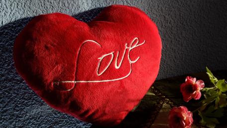 Heart pillow wallpaper