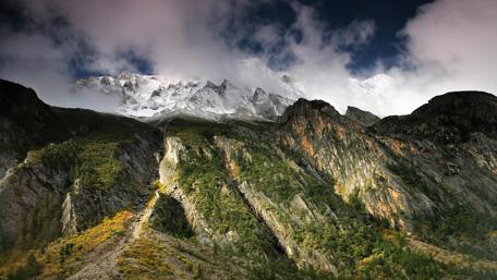 Majestic Mountains in Sichuan's Litang Region wallpaper