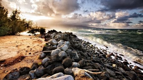 Cloudy beach in Maui, Hawaii wallpaper