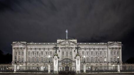 Buckingham Palace at night wallpaper