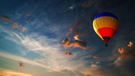 Hot air balloon on the sky wallpaper