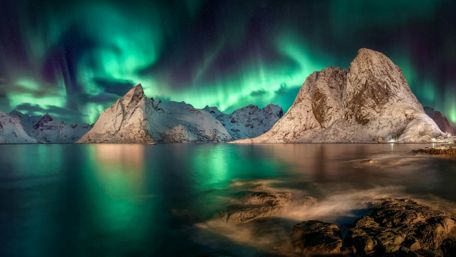 Swirling Aurora Borealis in the sky wallpaper
