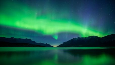 Lakeside Aurora Borealis at night wallpaper